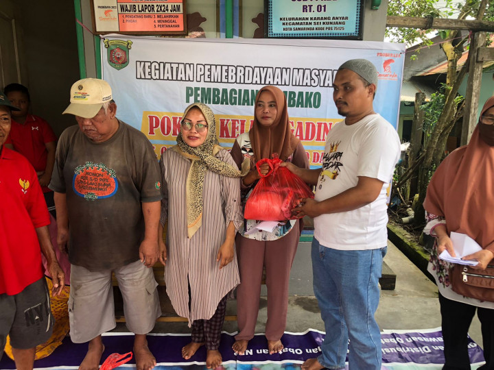 Senin, 10 April 2023 Kegiatan Pembagian bantuan sembako kepada masyarakat kurang mampu di Pokmas Gading