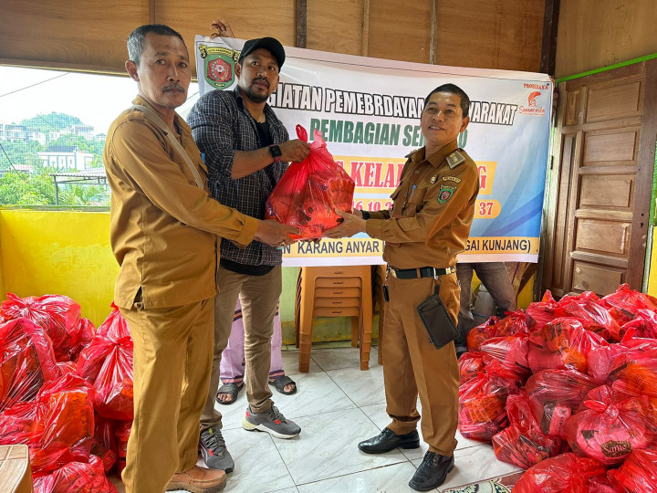 Senin, 10 April 2023 Kegiatan Pembagian bantuan sembako kepada masyarakat kurang mampu di Pokmas Gading