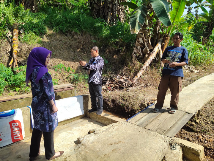 Kamis, 13 April 2023 Lurah bersama Kasie Ekobang dan staf melakukan kunjungan ke Jalan Kelapa Gading di nRT.015 & 017 terkait laporan musibah longsor.