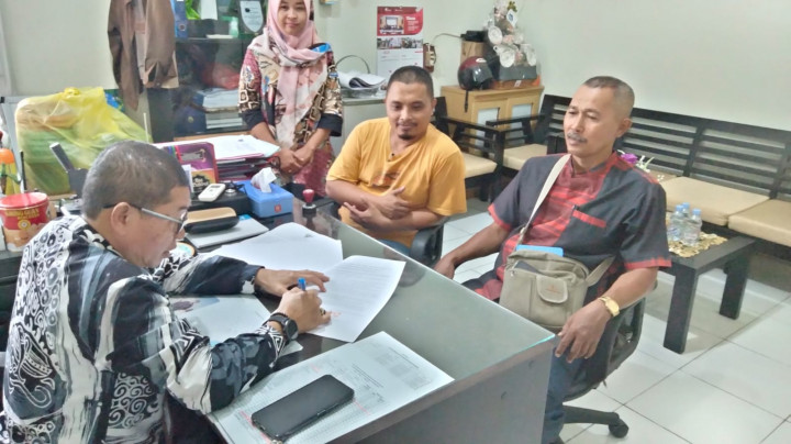 Kamis, 27 April 2023, penandatanganan Kontrak Swakelola Probebaya tahun 2023 bidang Pemberdayaan Masyarakat. Dihadiri oleh Pokmas Cendana, Pokmas Gading dan Lurah beserta Kasie Kesra Karang Anyar.
