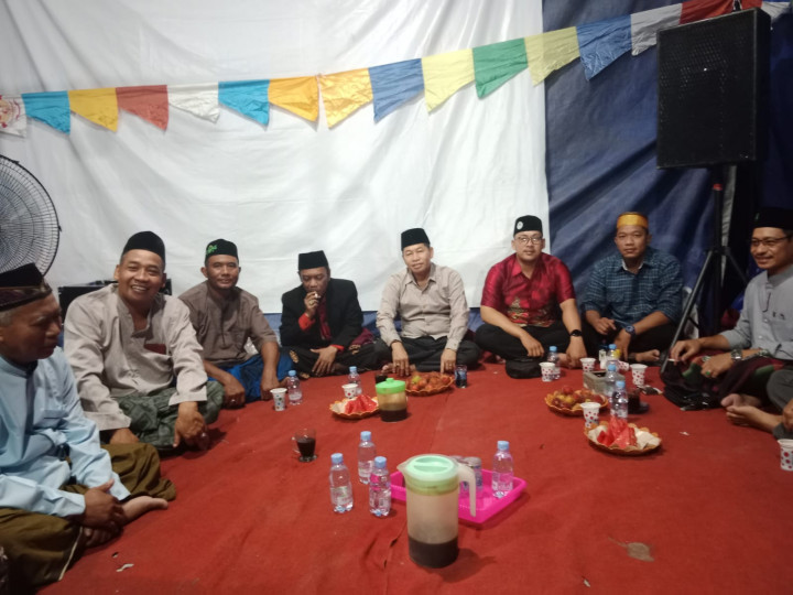 Jumat, 28 April 2023, Lurah Karang Anyar menghadiri acara Halal Bihalal sekaligus mengikuti kegiatan perayaan Lebaran Ketupat di Jl. Cendana RT.011