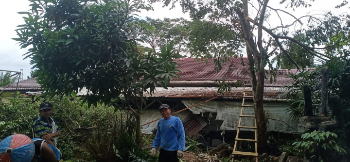05 Mei 2023 ...kegiatan pembersihan lingkungan kantor kelurahan karang anyar  l