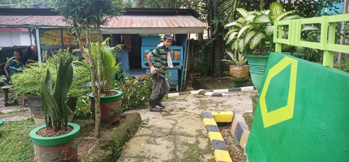 05 Mei 2023 ...kegiatan pembersihan lingkungan kantor kelurahan karang anyar  l