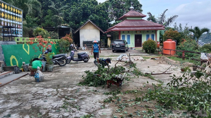 05 Mei 2023 ...kegiatan pembersihan lingkungan kantor kelurahan karang anyar  l