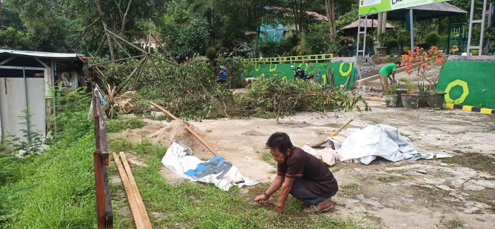 05 Mei 2023 ...kegiatan pembersihan lingkungan kantor kelurahan karang anyar  l