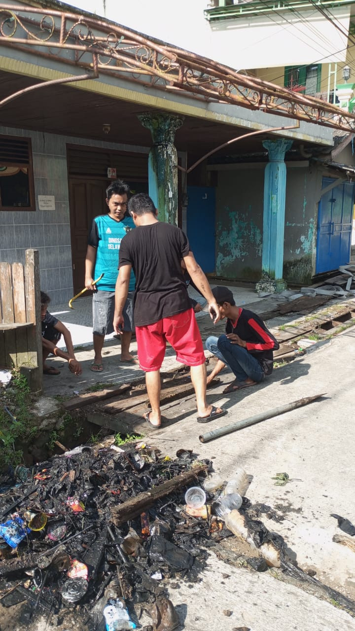 Minggu, 07 Mei 2023 Lurah Karang Anyar berama staf menghadiri dan mengawasi jalannya kegiatan gotorng royong di Sekitaran Jln.Meranti