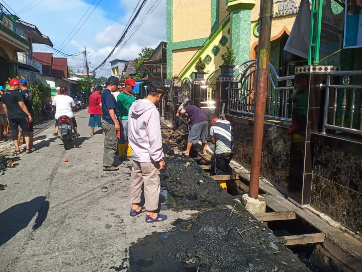 Minggu, 07 Mei 2023 Lurah Karang Anyar berama staf menghadiri dan mengawasi jalannya kegiatan gotorng royong di Sekitaran Jln.Meranti
