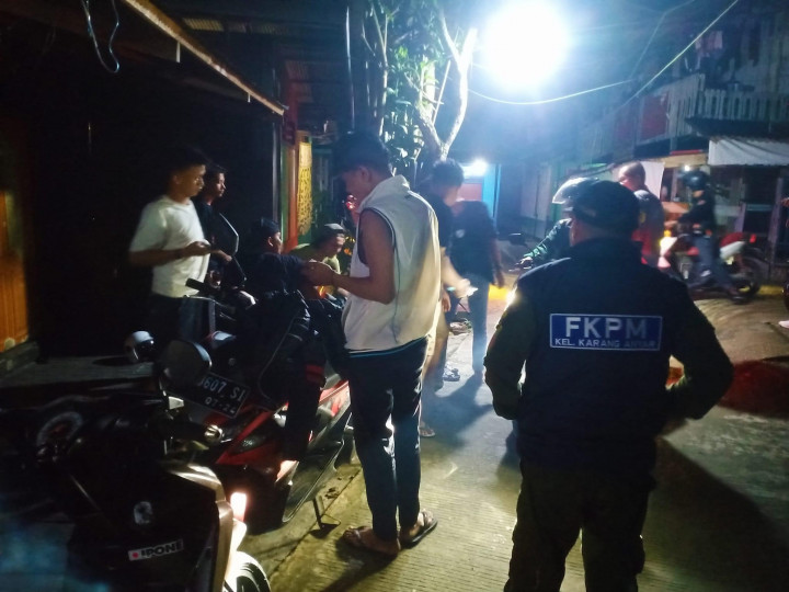 Sabtu, 13 Mei 2023 Kegiatan cipta kondisi keamanan dan ketertiban di kelurahan karang anyar oleh pihak kelurahan karang anyar yang didampingi Babinsa, Bhabinkamtibmas serta FKPM Kel. Karang Anyar