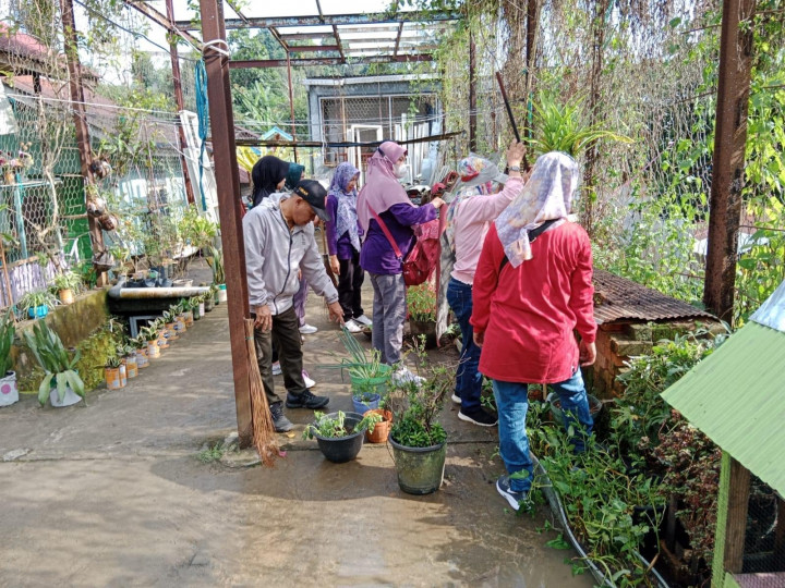 Minggu, 14 Mei 2023 Kegiatan kerja bakti di RT 01 kel. Karang anyar yang dihadiri oleh lurah karang anyar bersama ketua TP KK Kel. Karang anyar