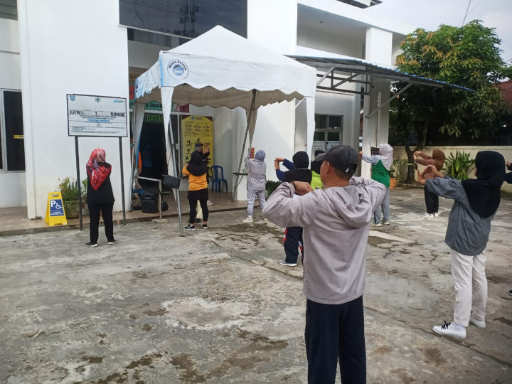 Sabtu, 20 Mei 2023, Lurah bersama Kasie Pemerintahan dan staf mengikuti kegiatan Germas di Puskesmas Wonorejo