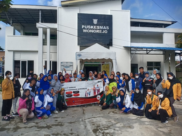 Sabtu, 20 Mei 2023, Lurah bersama Kasie Pemerintahan dan staf mengikuti kegiatan Germas di Puskesmas Wonorejo