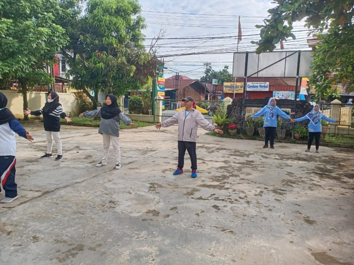Sabtu, 20 Mei 2023, Lurah bersama Kasie Pemerintahan dan staf mengikuti kegiatan Germas di Puskesmas Wonorejo