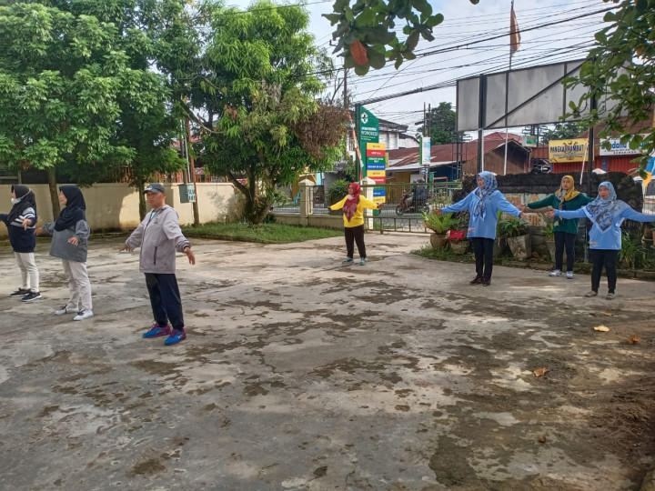 Sabtu, 20 Mei 2023, Lurah bersama Kasie Pemerintahan dan staf mengikuti kegiatan Germas di Puskesmas Wonorejo