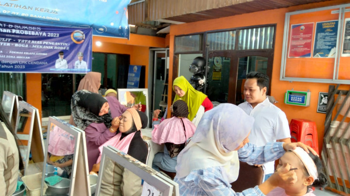 Minggu, 21 Mei 2023 pelatihan PROBEBAYA tata rias pengantin dan tata rias kulit seluruh pokmas Kel karang anyar