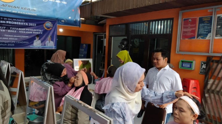Minggu, 21 Mei 2023 pelatihan PROBEBAYA tata rias pengantin dan tata rias kulit seluruh pokmas Kel karang anyar