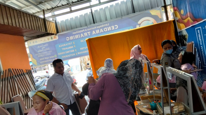 Minggu, 21 Mei 2023 pelatihan PROBEBAYA tata rias pengantin dan tata rias kulit seluruh pokmas Kel karang anyar
