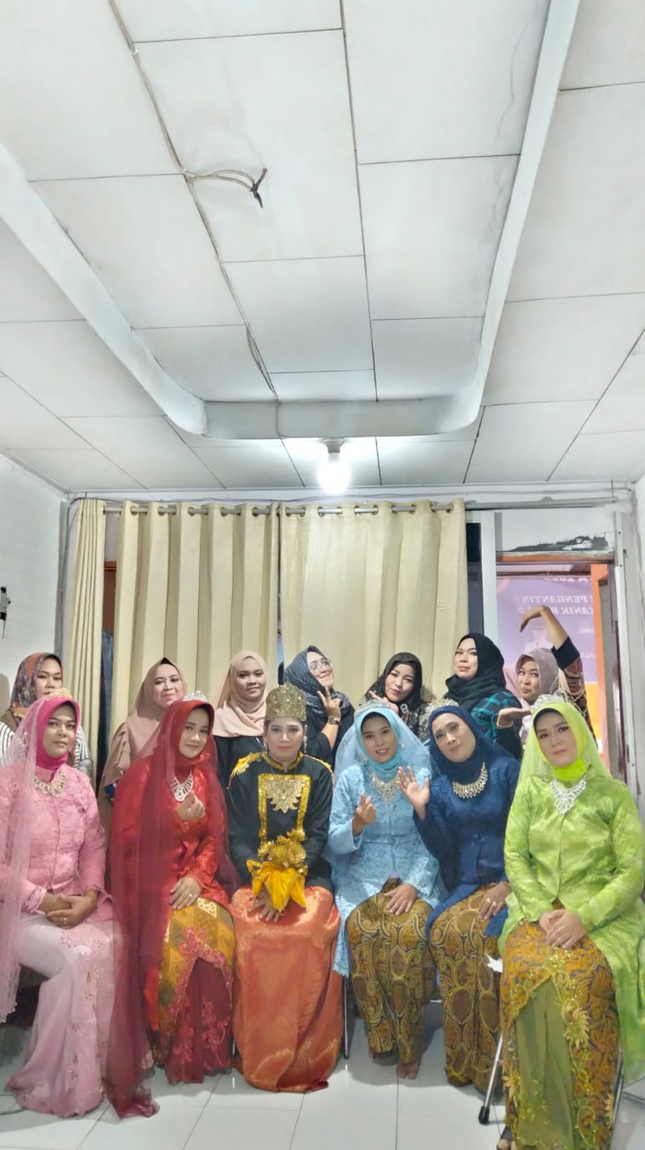Minggu, 21 Mei 2023 pelatihan PROBEBAYA tata rias pengantin dan tata rias kulit seluruh pokmas Kel karang anyar
