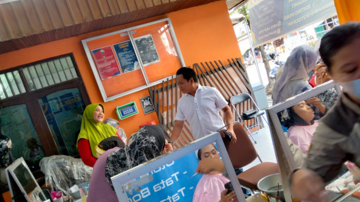 Minggu, 21 Mei 2023 pelatihan PROBEBAYA tata rias pengantin dan tata rias kulit seluruh pokmas Kel karang anyar