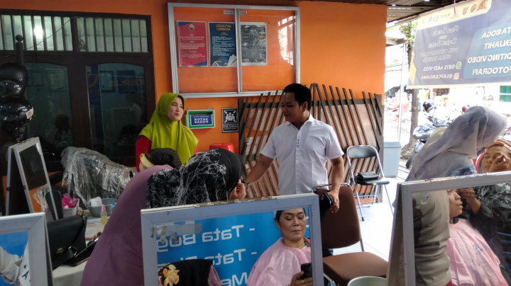 Minggu, 21 Mei 2023 pelatihan PROBEBAYA tata rias pengantin dan tata rias kulit seluruh pokmas Kel karang anyar