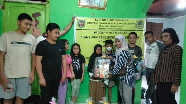 Jumat, 09 Juni 2023 Penyerahan secara simbolis paket pendidikan oleh lurah Karanganyar ke pada warga wilayah pokmas Cendana
