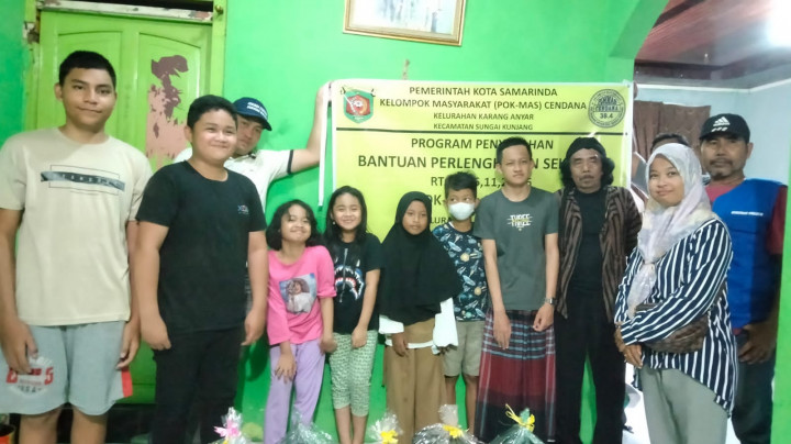 Jumat, 09 Juni 2023 Penyerahan secara simbolis paket pendidikan oleh lurah Karanganyar ke pada warga wilayah pokmas Cendana