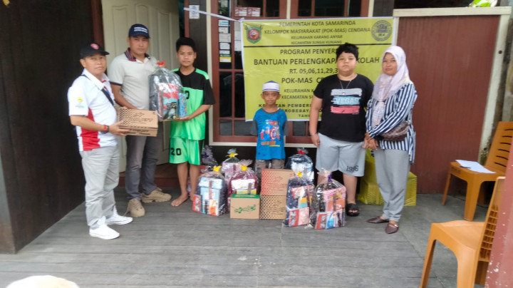 Jumat, 09 Juni 2023 Penyerahan secara simbolis paket pendidikan oleh lurah Karanganyar ke pada warga wilayah pokmas Cendana