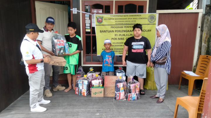 Jumat, 09 Juni 2023 Penyerahan secara simbolis paket pendidikan oleh lurah Karanganyar ke pada warga wilayah pokmas Cendana