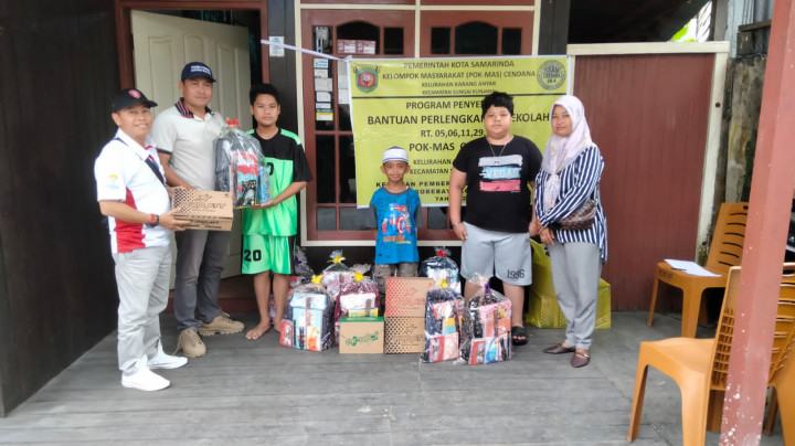 Jumat, 09 Juni 2023 Penyerahan secara simbolis paket pendidikan oleh lurah Karanganyar ke pada warga wilayah pokmas Cendana