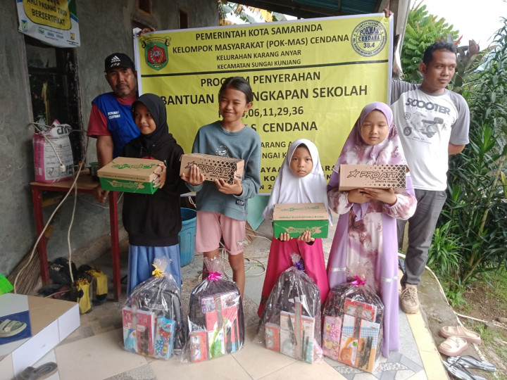 Jumat, 09 Juni 2023 Penyerahan secara simbolis paket pendidikan oleh lurah Karanganyar ke pada warga wilayah pokmas Cendana