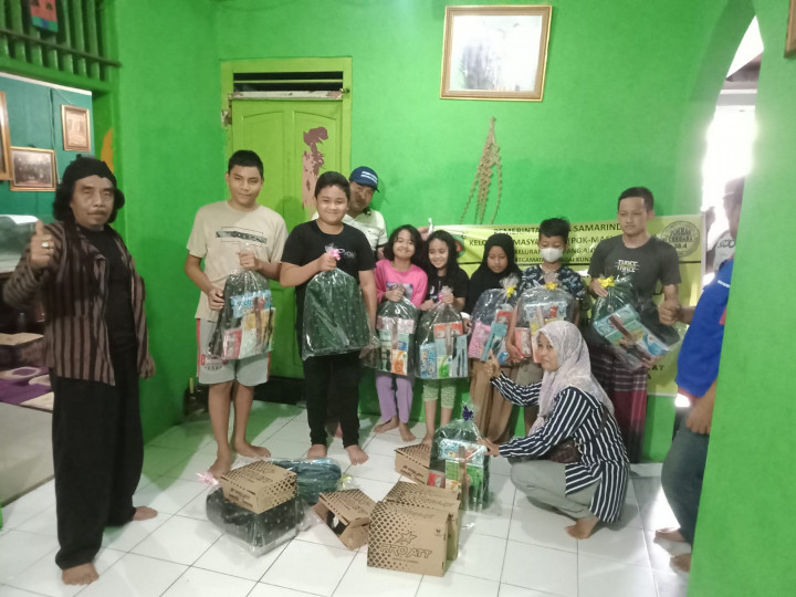 Jumat, 09 Juni 2023 Penyerahan secara simbolis paket pendidikan oleh lurah Karanganyar ke pada warga wilayah pokmas Cendana