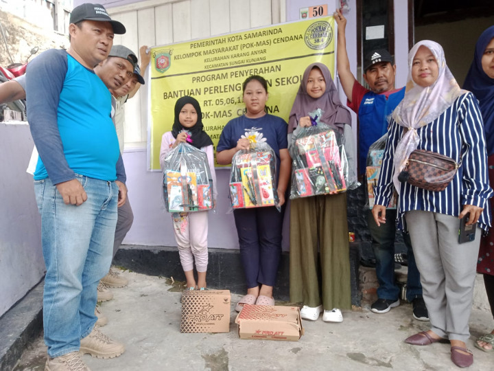 Jumat, 09 Juni 2023 Penyerahan secara simbolis paket pendidikan oleh lurah Karanganyar ke pada warga wilayah pokmas Cendana