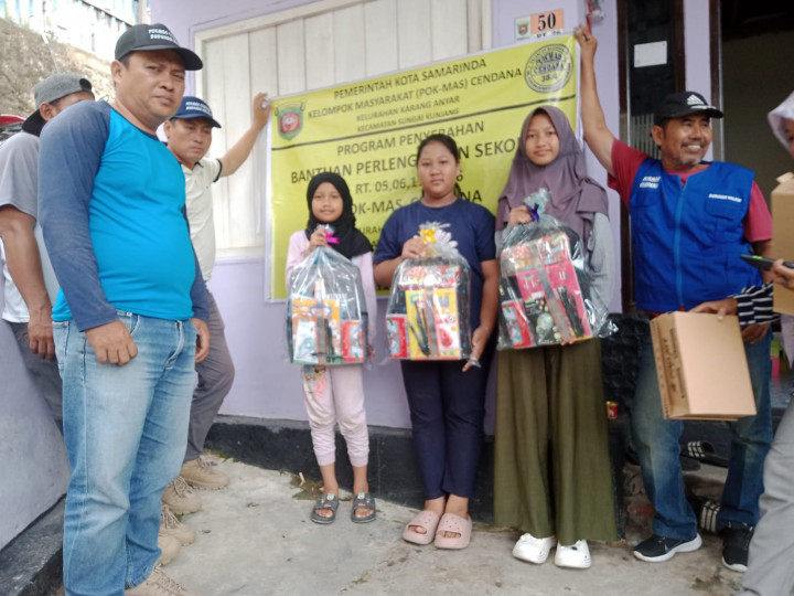 Jumat, 09 Juni 2023 Penyerahan secara simbolis paket pendidikan oleh lurah Karanganyar ke pada warga wilayah pokmas Cendana