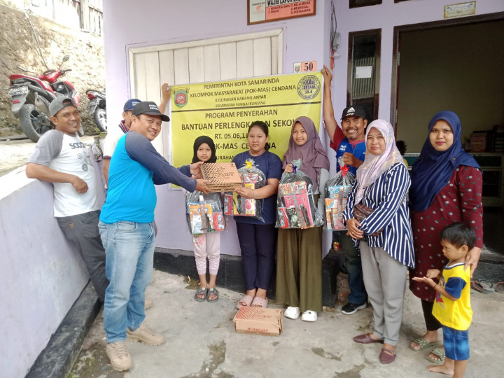 Jumat, 09 Juni 2023 Penyerahan secara simbolis paket pendidikan oleh lurah Karanganyar ke pada warga wilayah pokmas Cendana