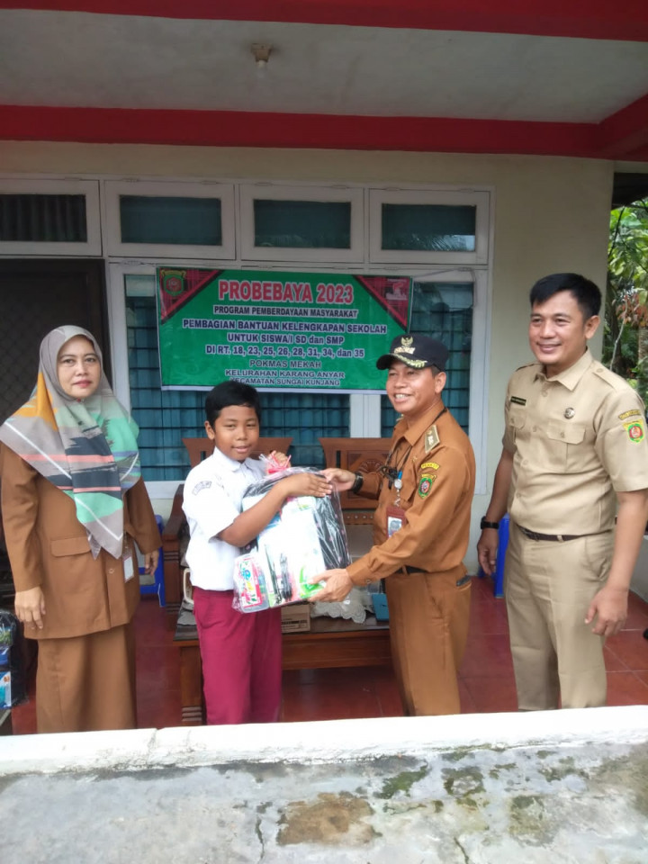 Senin, 12 Juni 2023, Penyerahan secara simbolis bantuan paket pendidikan pokmas Mekah  oleh Lurah Karang Anyar  dan Kasie Kesra ke warga yang membutuhkan