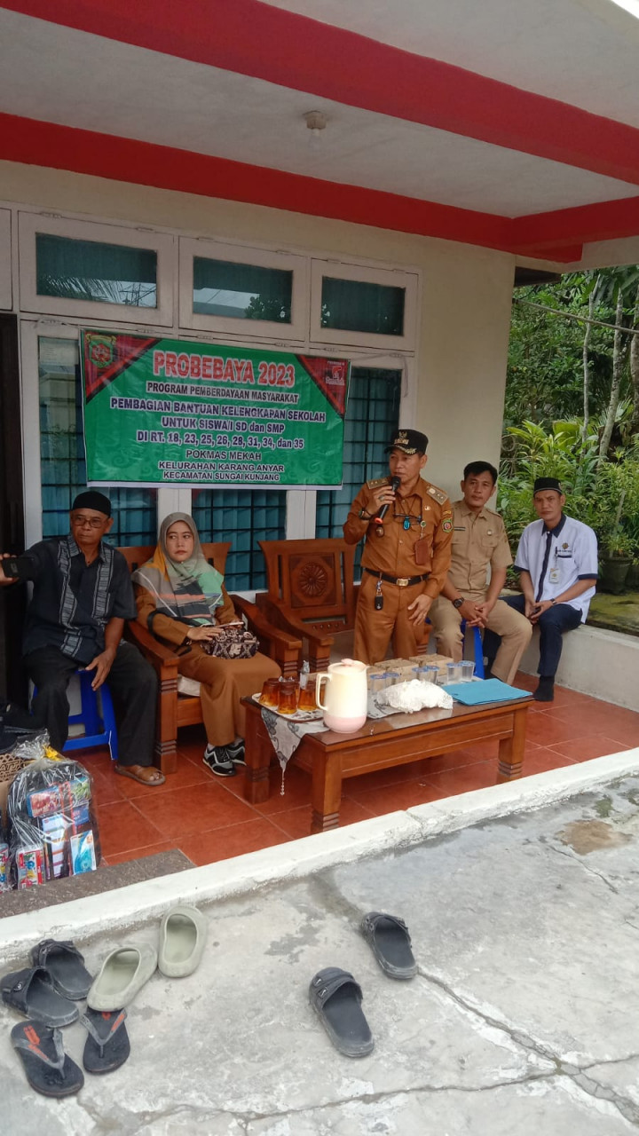 Senin, 12 Juni 2023, Penyerahan secara simbolis bantuan paket pendidikan pokmas Mekah  oleh Lurah Karang Anyar  dan Kasie Kesra ke warga yang membutuhkan