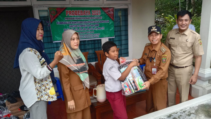 Senin, 12 Juni 2023, Penyerahan secara simbolis bantuan paket pendidikan pokmas Mekah  oleh Lurah Karang Anyar  dan Kasie Kesra ke warga yang membutuhkan