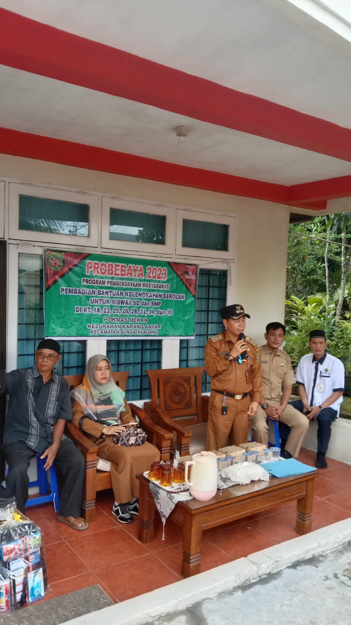 Senin, 12 Juni 2023, Penyerahan secara simbolis bantuan paket pendidikan pokmas Mekah  oleh Lurah Karang Anyar  dan Kasie Kesra ke warga yang membutuhkan