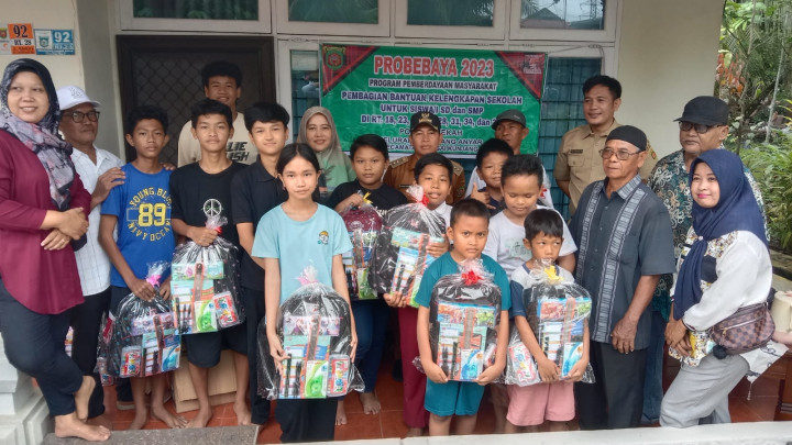 Senin, 12 Juni 2023, Penyerahan secara simbolis bantuan paket pendidikan pokmas Mekah  oleh Lurah Karang Anyar  dan Kasie Kesra ke warga yang membutuhkan