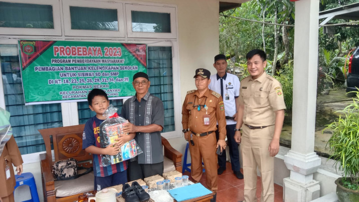 Senin, 12 Juni 2023, Penyerahan secara simbolis bantuan paket pendidikan pokmas Mekah  oleh Lurah Karang Anyar  dan Kasie Kesra ke warga yang membutuhkan