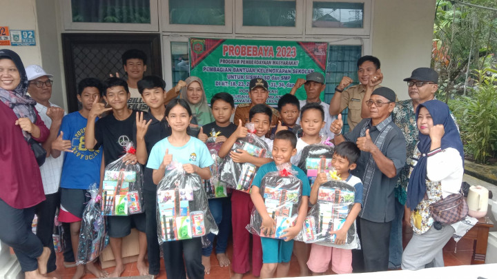 Senin, 12 Juni 2023, Penyerahan secara simbolis bantuan paket pendidikan pokmas Mekah  oleh Lurah Karang Anyar  dan Kasie Kesra ke warga yang membutuhkan