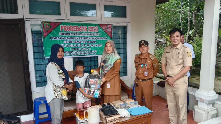 Senin, 12 Juni 2023, Penyerahan secara simbolis bantuan paket pendidikan pokmas Mekah  oleh Lurah Karang Anyar  dan Kasie Kesra ke warga yang membutuhkan