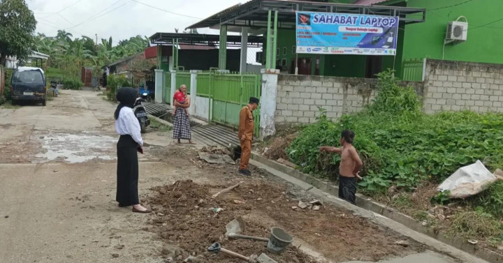 Senin, 12 Juni 2023, Peninjauan lokasi oleh Lurah Karang Anyar bersama kasi ekobang dan LH beserta staf pada kegiatan  pembangunan  sapras kegiatan Probebaya Tahun 2023 di Kelurahan Karang Anyar