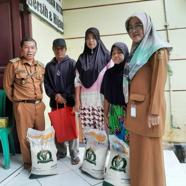 Selasa, 13 Juni 2023 ... Penyaluran beras hari pertama bantuan pemerintah Kota Samarinda kepada warga yang terdata kurang mampu di wilayah Kelurahan Karang Anyar