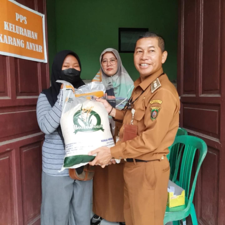 Selasa, 13 Juni 2023 ... Penyaluran beras hari pertama bantuan pemerintah Kota Samarinda kepada warga yang terdata kurang mampu di wilayah Kelurahan Karang Anyar