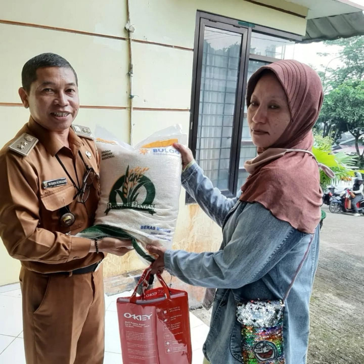 Selasa, 13 Juni 2023 ... Penyaluran beras hari pertama bantuan pemerintah Kota Samarinda kepada warga yang terdata kurang mampu di wilayah Kelurahan Karang Anyar