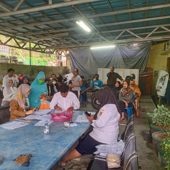 Selasa, 13 Juni 2023 ... Penyaluran beras hari pertama bantuan pemerintah Kota Samarinda kepada warga yang terdata kurang mampu di wilayah Kelurahan Karang Anyar
