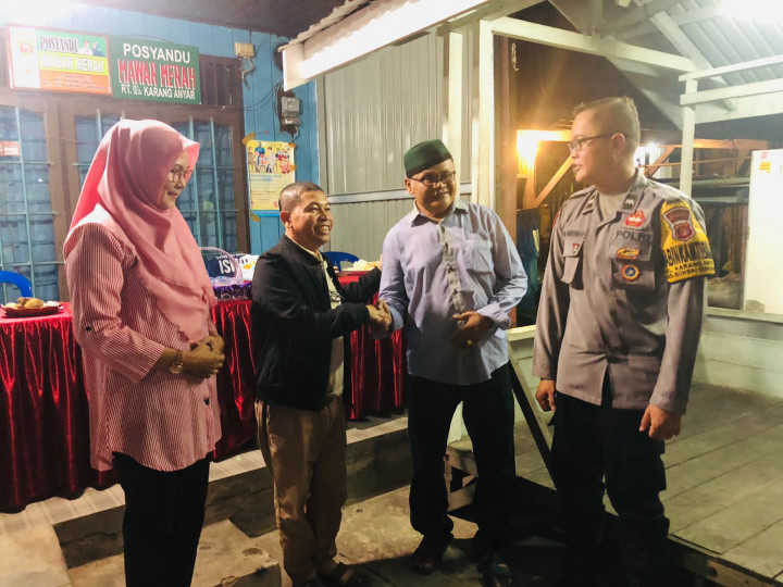 Minggu, 18 Juni 2023 Lurah bersama Kasie Pemerintahan dan Staf menghadiri kegiatan Pemilihan Ketua RT. 031 di Jalan Kahoi B7. Dan juga diawasi oleh Bhabinkamtibmas dan FKPM Karang Anyar.