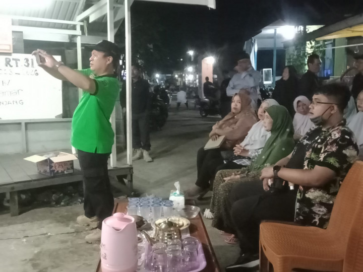 Minggu, 18 Juni 2023 Lurah bersama Kasie Pemerintahan dan Staf menghadiri kegiatan Pemilihan Ketua RT. 031 di Jalan Kahoi B7. Dan juga diawasi oleh Bhabinkamtibmas dan FKPM Karang Anyar.