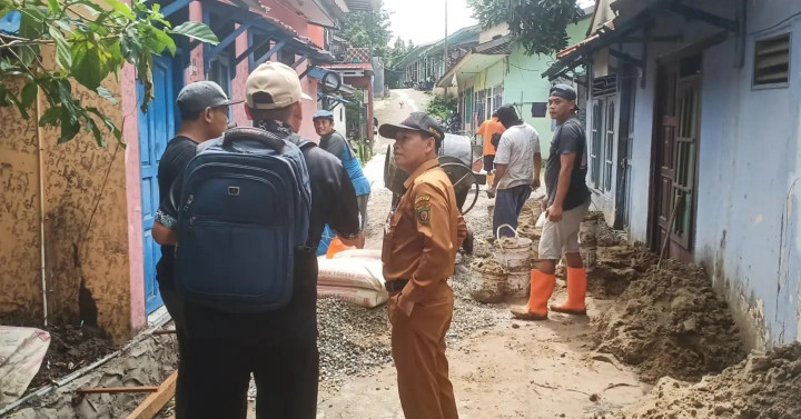 Selasa, 27 Juni 2023 Peninjauan lurah karang anyar di RT 12 dan RT 09 kelurahan karang anyar pada pelaksanaan pembangunan sarana dan prasarana kegiatan probebaya tahun 2023 di Kelurahan Karang Anyar
