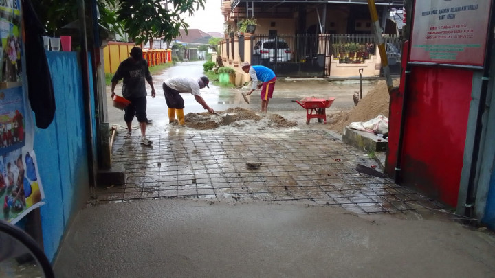 Sabtu, 01 Juli 2023, kegiatan semenisasi jalan dan perbaikan Drainase di RT.003, 008, 009, 010 Pokmas Cendana